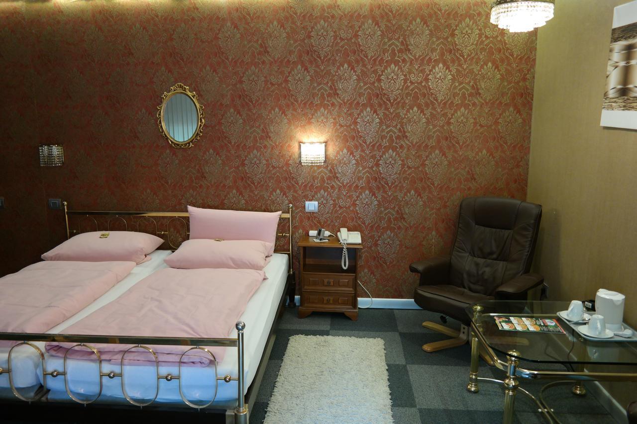 Am Hallenbad Hotel Garni ราทิงเงน ภายนอก รูปภาพ